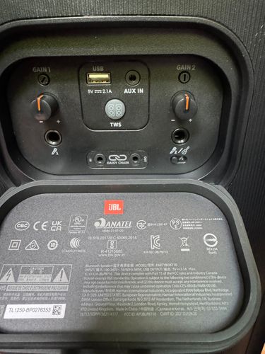 JBL Partybox 710 + 2 Mikrofone für Feiern mit