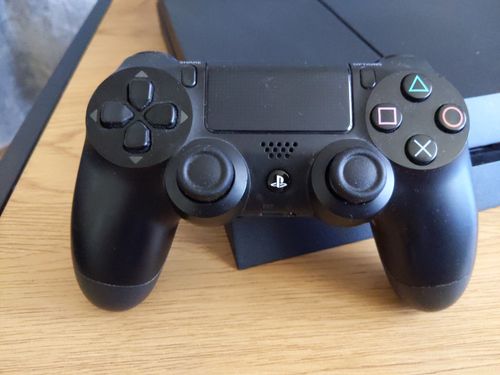 PlayStation 4 mit Controller