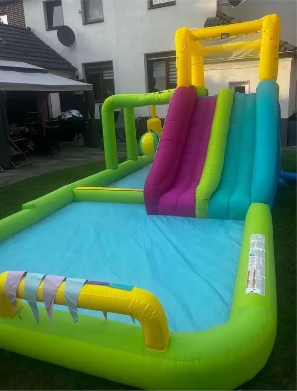 Wasserpark, Hüpfburg, Parkour, Wasserrutsche