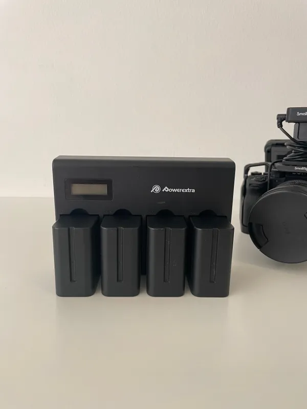 Sony Alpha 7IV mit Sigma 24-70mm f/2.8 DG DN Art und Atomos Ninja V Recorder / Zusätzlich noch Kameracage mit zwei Handles und Gesamt-Stromversorgung durch 8800mAh NPF Akkus / Videokamera