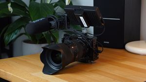 sony-alpha-6300-a6300-sigma-18-35-smallhd-focus preview image