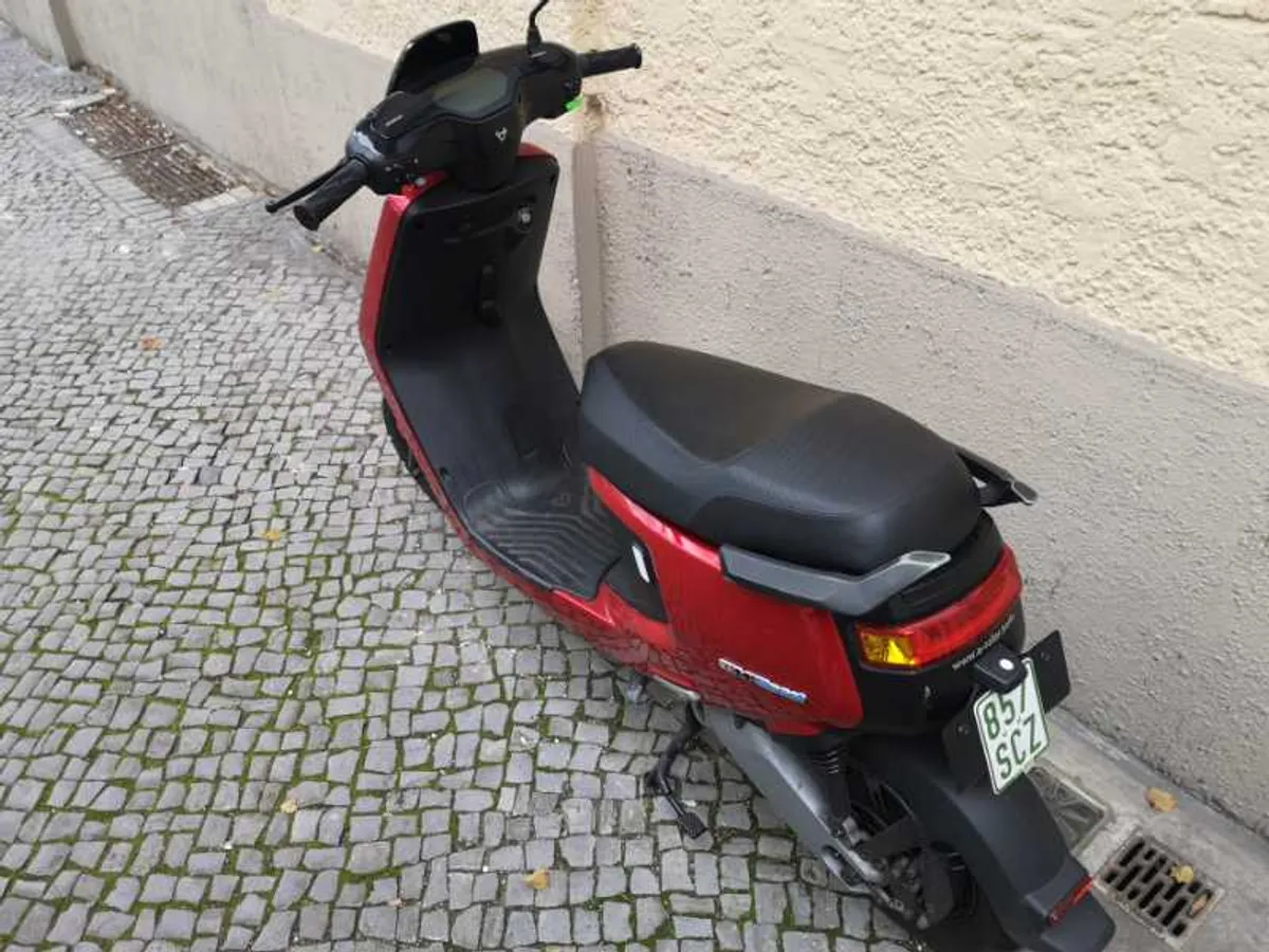 NIU M+. 2  Seats + 2 Helmets