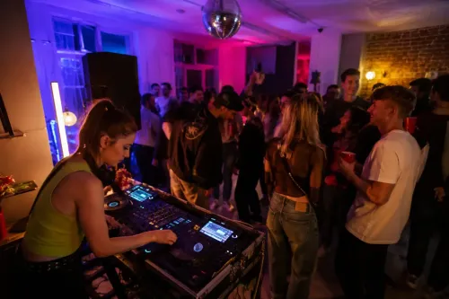 Lichtanlage für Hausparty mieten – LED-Scheinwerfer und Strobo