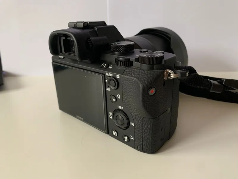Sony Alpha 7 II mit Zeiss-Objktiv und Zubehör