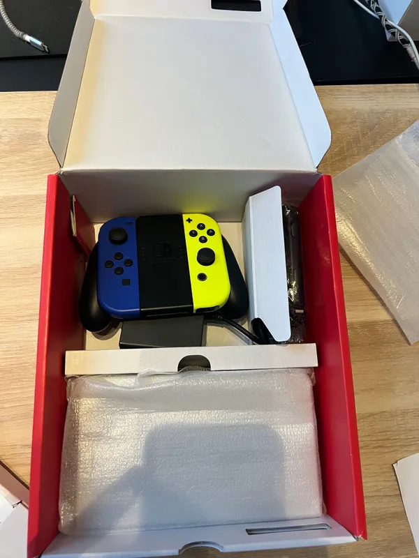 Nintendo Switch OLED mit 4 Controllern 