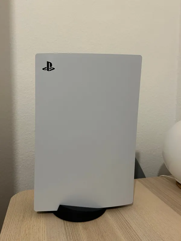 PS5 mit zwei Controllern