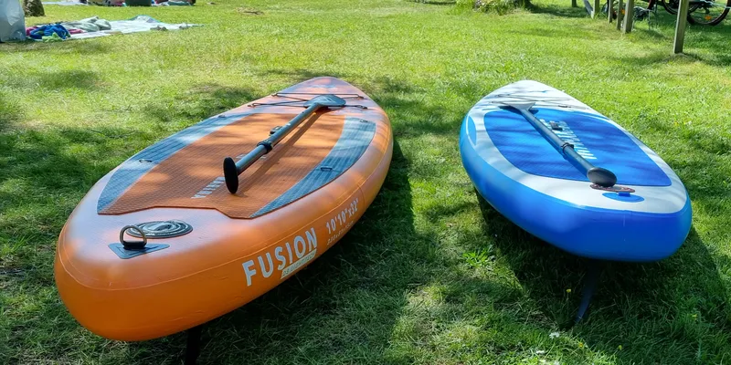 Zwei Standup Paddle (SUP) inkl. elektrische Pumpe