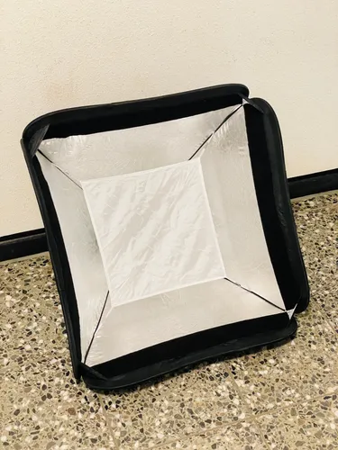 Godox 60 × 60 cm Softbox-Kit mit Wabengitter & S-Typ-Halterung – Kompakt, präzise, professionell