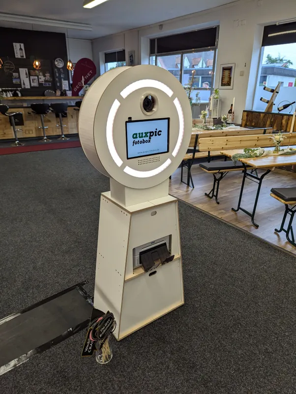 Fotobox mit Drucker und Requisiten