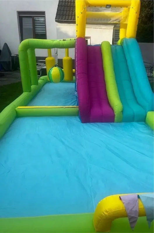 Wasserpark, Hüpfburg, Parkour, Wasserrutsche