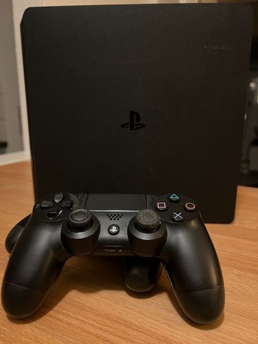 PlayStation 4 Slim 1TB mit 2 Controllern