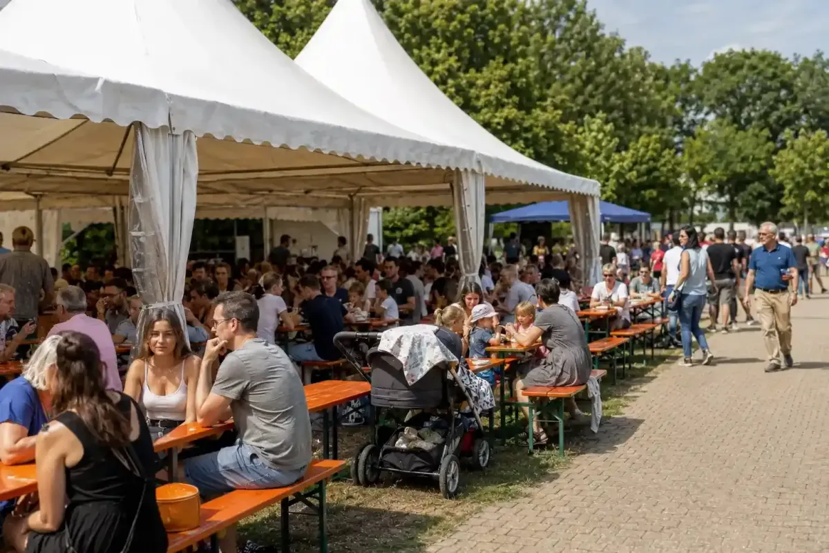 Vereinsfest Equipment mieten – Festzelt, Tische und Stühle für Vereinsfeier im Freien