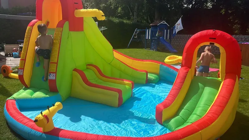 Wasserpark, Wasserrutsche, Hüpfburg für Kindergeburtstag, Gartenparty